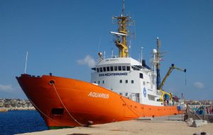 A Sant’Apollinare il guardapesca con 348 migranti a bordo. Anche cinque donne incinte e 96 minori