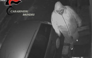 Tre topi d’appartamento incastrati dalle telecamere: arrestati