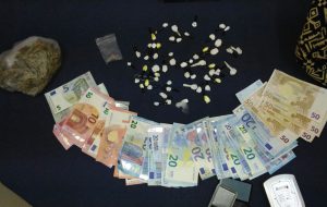 Fidanzati in giro a notte fonda con 30 grammi di coca e 40 di erba: arrestati