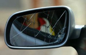 Rompono gli specchietti di sette auto: denunciati 5 minorenni