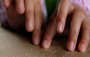 Lettera di una mamma: “stop all’assistenza per mia figlia ipovedente, il sorriso non scalderà più il mio cuore”