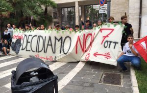 Corteo rinviato per maltempo ma gli studenti rilanciano: “Ora basta, decidiamo NOi”