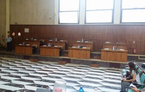 Non c’è più vergogna: la maggioranza abbandona l’aula per non discutere le proposte dell’opposizione