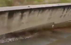 Paura ad Ostuni, la pioggia frantuma un muro: l’impressionante video del crollo