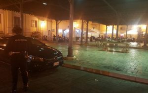 E gli incivili continuano a parcheggiare in Piazza Mercato e Piazza San Giovanni al Sepolcro… interviene la Polizia Municipale