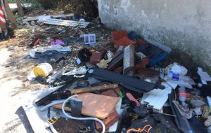 Rifiuti abbandonati nella zona del litorale nord: ad una settimana dalla denuncia la situazione è ulteriormente peggiorata