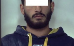 Ragazza frequenta 17enne e l’ex fidanzato lo aggredisce in pieno centro