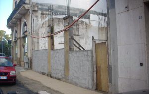 Dopo anni liberato il marciapiede di Via De’ Carpentieri occupato da impalcatura