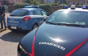 Tentato furto in un deposito di negozio casalinghi: ladro inciampa, si ferisce e viene arrestato