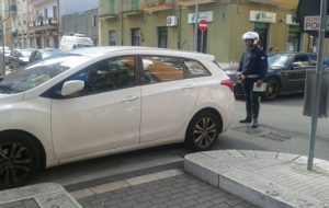 Vendite abusive e sosta vietata: scattano le multe della Polizia Municipale