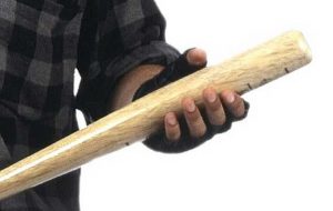 In auto con una mazza da baseball ed un grammo di marijuana