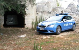 Rubano Doblò con attrezzi di lavoro, la Polizia lo ritrova in un casolare abbandonato