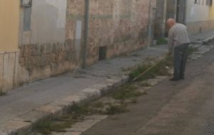 Il Comune non taglia l’erba? Ci pensa il cittadino…