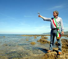 Il 2 giugno a San Vito dei Normanni si pianta l’”Albero della Memoria e della Speranza” in onore di Angelo Vassallo, il Sindaco Pescatore