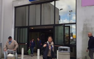 La Carluccio si fa fotografare davanti al supermercato assaltato e se la prende con il ministero che non finanzia il ripristino delle telecamere