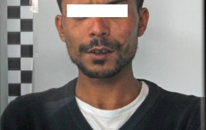 Notte brava di un marocchino: infastidisce donna, picchia uomo e mette a soqquadro il Commissariato di Polizia