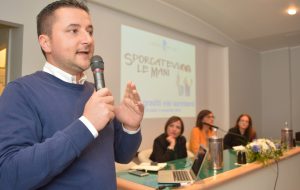 Sporcatevi le mani: tanta gente alla serata di sensibilizzazione sull’autismo
