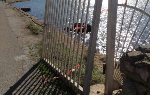 Tentano di rubare i cancelli del Castello Alfonsino: fermati da una telefonata alla Polizia Municipale