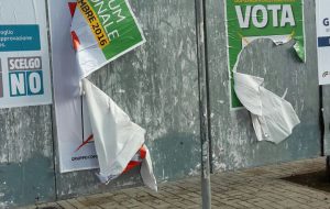 Referendum: manifesti per il SI strappati e rovinati: Quando il dibattito degenera nell’inciviltà