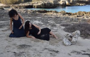 Reportage performativo di parole, immagini e canti in un viaggio artistico nella terra dei messapi