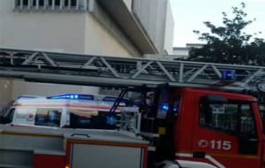 Esplode lampada: evacuata la biblioteca di Viale Commenda