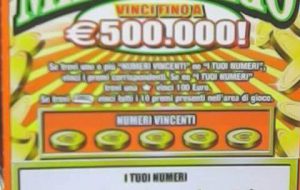 La Dea Bendata bacia Brindisi: una signora vince 500 mila euro al “Miliardario”