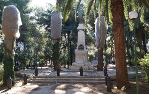 A Fasano giardiniere dona 4 ciclamini per abbellire il monumento ai Caduti