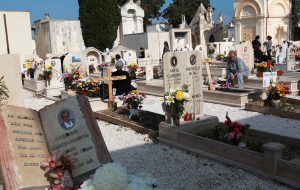 Nancy Motta e le tombe del Cimitero di Brindisi alla Biennale di fotografia di Jinan (Cina)