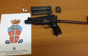 In casa cocaina e mitraglietta: arrestato