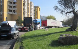 Tir in avaria all’incrocio della morte: la PM regola il traffico