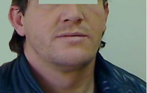 Caos nel bar: ubriaco aggredisce clienti e carabinieri