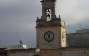 L’antico stemma di Fasano issato sulla Torre dell’Orologio