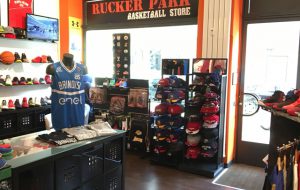 Il merchandising dell’Enel Basket Brindisi in vendita a Milano