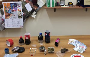 Nasconde coca, erba e fumo nelle bottigliette delle bibite: scoperto ed arrestato