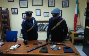 Inseguimento nella notte: auto finisce contro muretto a secco, arrestato minorenne, si cerca il complice