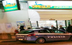 Assalto armato in un supermercato di Via Cappuccini: poliziotto in borghese cattura bandito