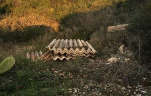 Scarico di Eternit nei pressi della Riserva di Torre Guaceto