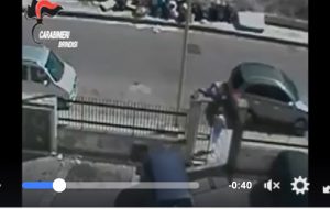 VIDEO: Gambizzato in pieno giorno a Sant’Elia ma nessuno si ferma a prestare soccorso