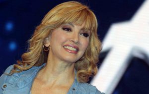 Milly Carlucci cade nel centro di Brindisi e si frattura un braccio: ricoverata al Perrino