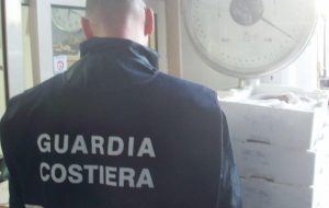Pesce spada scaduto in una cella del supermercato: maximulta della Guardia Costiera