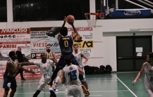 La Cestistica soffre ma espugna Vieste: nel finale decide Smith