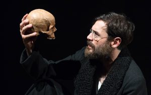 Daniele Pecci si veste di “Amleto” al Teatro Verdi di Brindisi