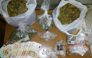 800 grammi di marijuana, 70 di eroina, 50 di hashish, diversi birilli di cocaina: chiuso il bazar della droga, arrestato pusher