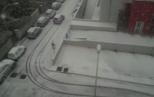Emergenza neve, strade impraticabili: domani scuole chiuse, preoccupa la riapertura di uffici e aziende