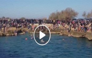 Tanta gente per il tradizionale tuffo di Capodanno alla Conca