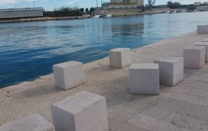 Lungomare: cubi spostati e gettati in acqua… e nessuno se ne frega