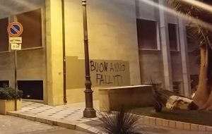 Altra scritta sulla facciata del Comune: dopo “Buon Natale m***e” arriva “Buon Anno Falliti”