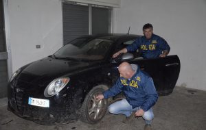 Scoperto nuovo covo di auto rubate: tre giovani nei guai