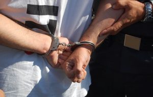 Prende in ostaggio tre uomini e tenta di fuggire dalla comunità di recupero: arrestato