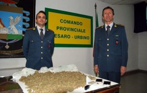 La Guardia di Finanza di Pesaro arresta due giovani brindisini con un chilo di droga